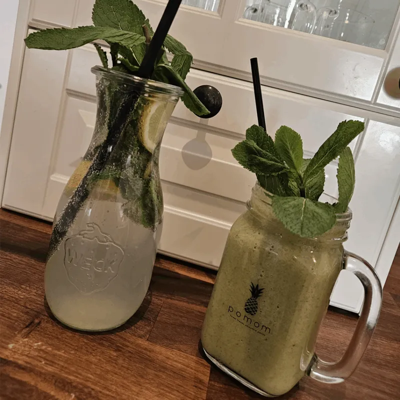 Erfrischende Getränke und Smoothies im Eltern-Kind-Café