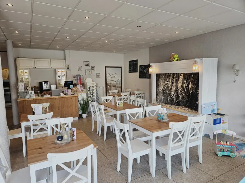 Café-Bereich der Salty Lounge mit Gradierwerk