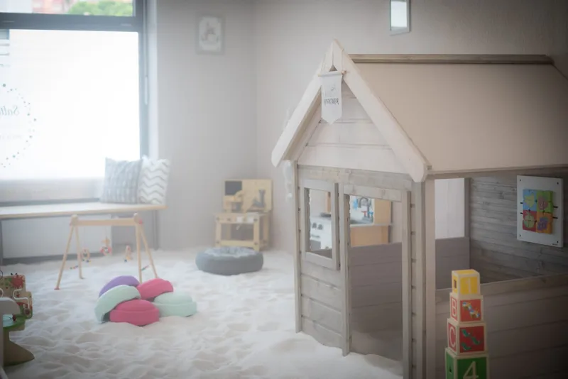 Salzraum der Salty Lounge mit Spielhaus, Rutsche und Spielzeug